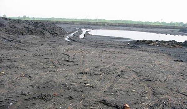 煤泥污尼堆放 煤泥污尼堆放